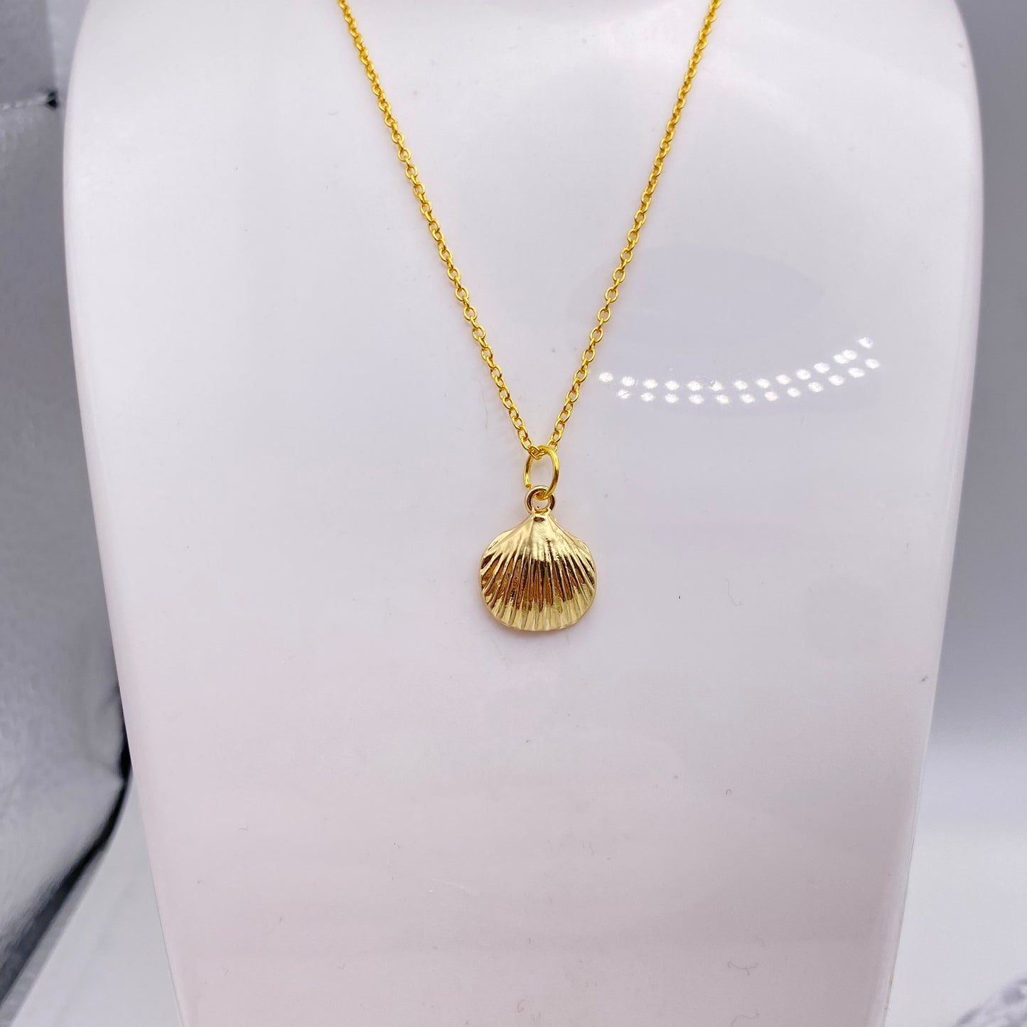 Gold Round Shell Necklace